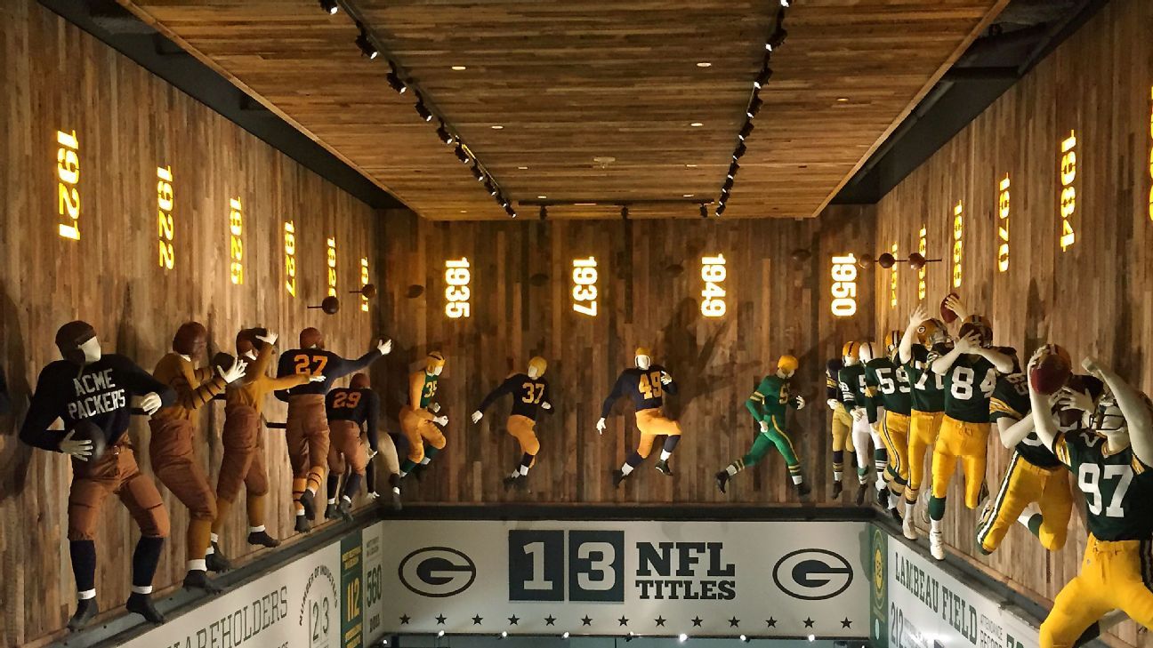 Brett Favre's Hall of Fame display has both Minnesota Vikings, Green Bay  Packers jerseys - ESPN