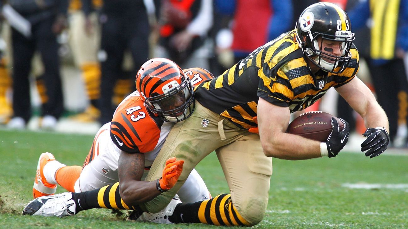 Pittsburgh Steelers tight end Heath Miller (83) runs off of Heinz