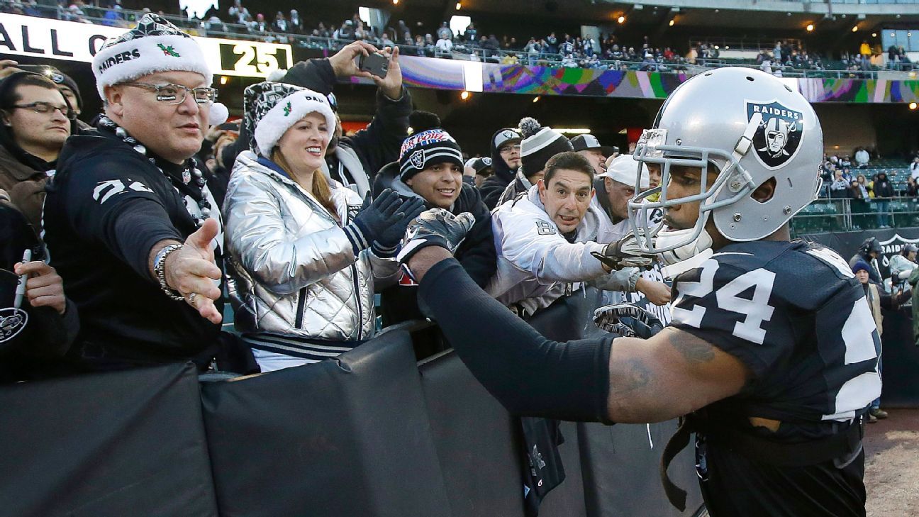 Raiders win in Charles Woodson's final home game