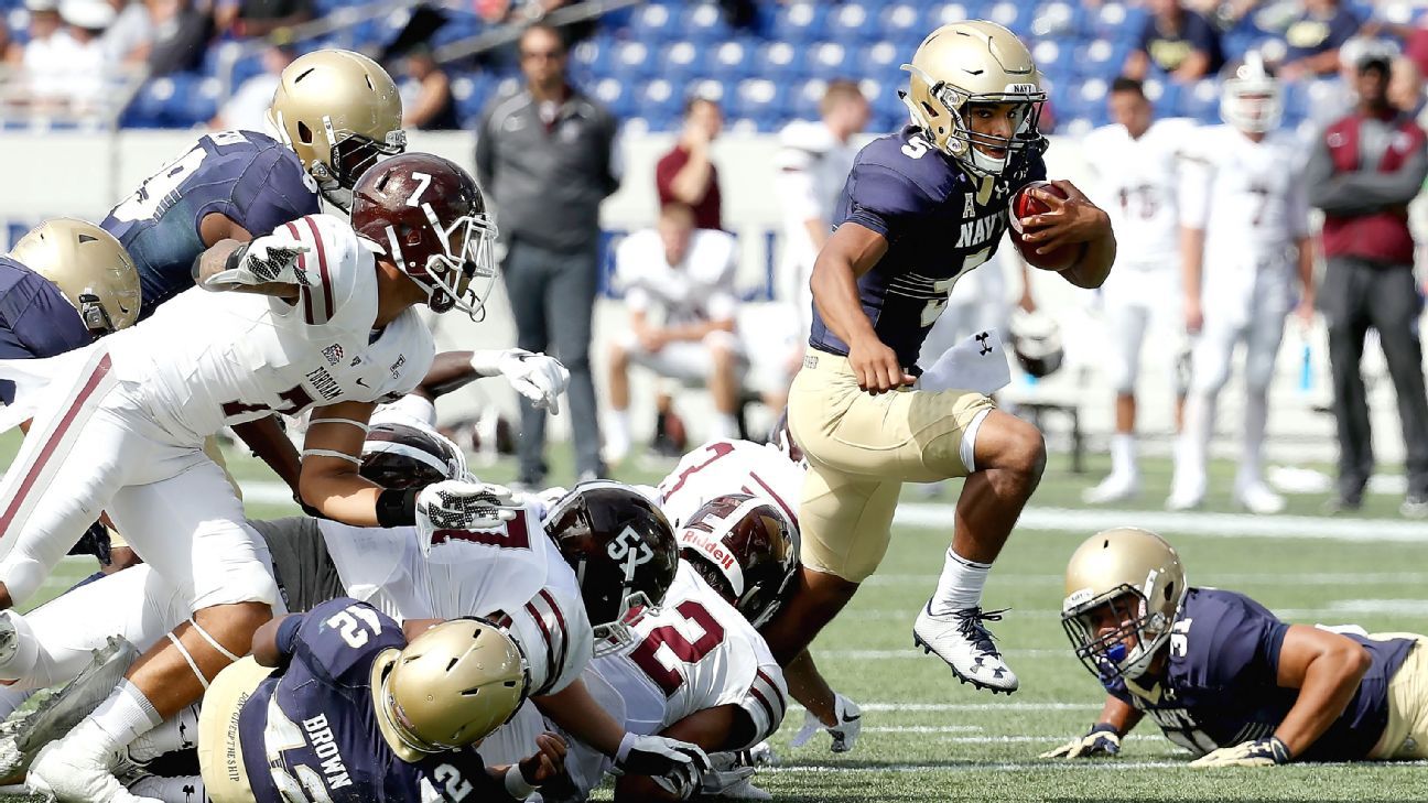 Navy Midshipmen quarterback Malcolm Perry goes from stands ...