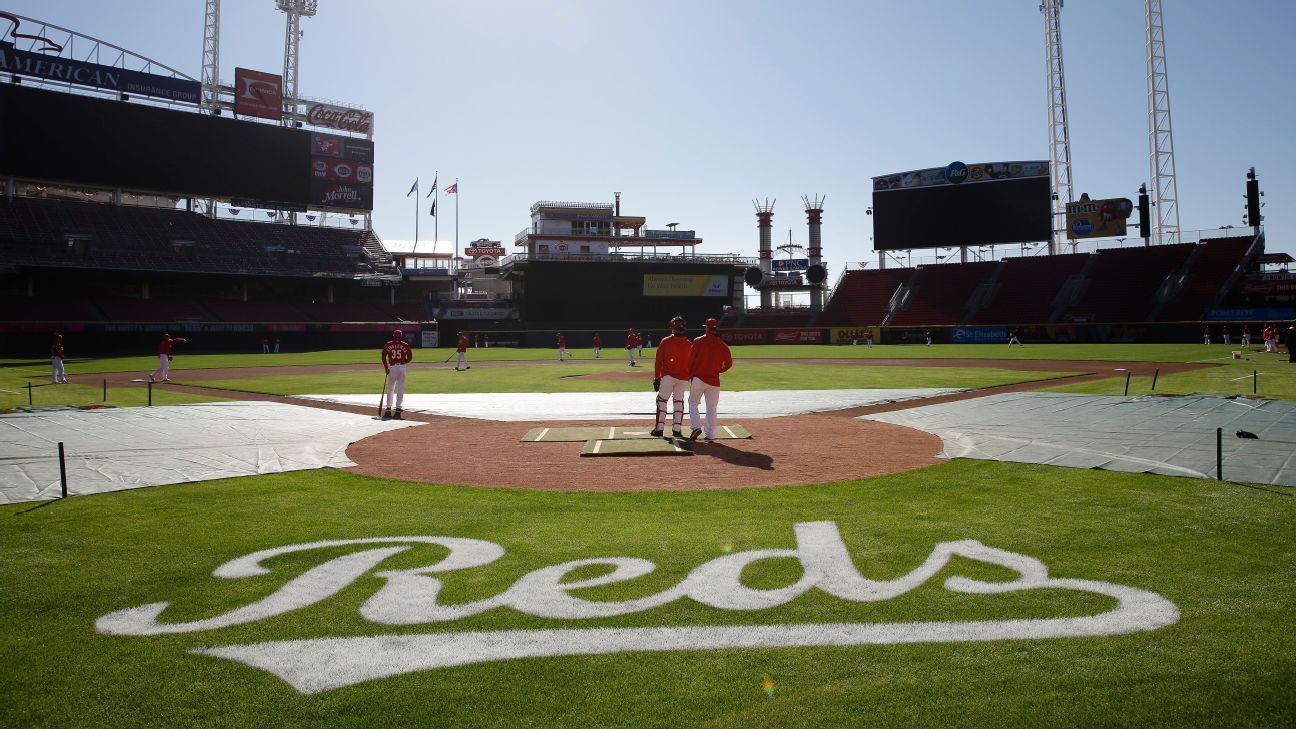 Reds, catcher Trevino reach 3-year extension