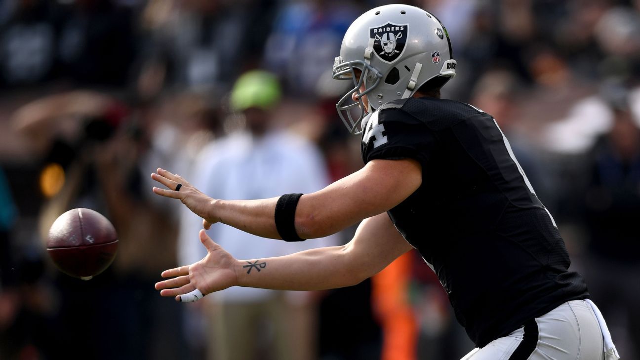 Derek Carr has college flashbacks working from shotgun, pistol ...