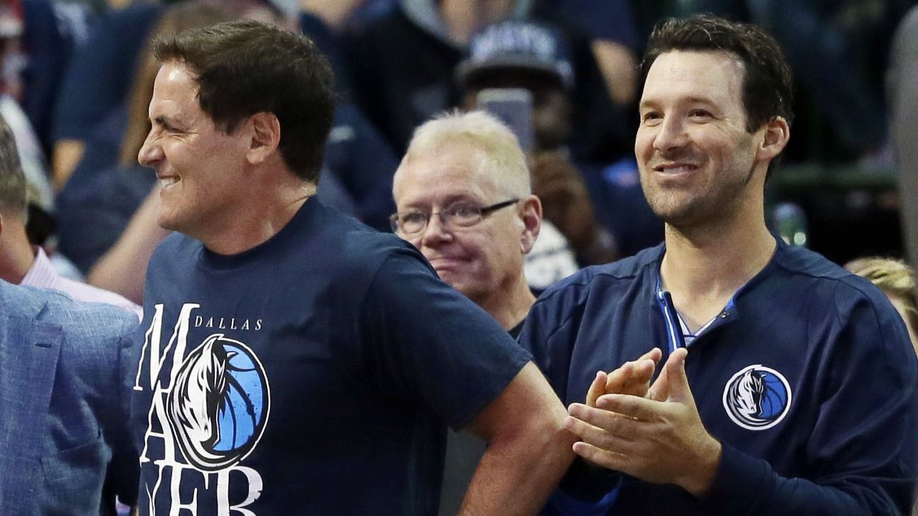 Tony Romo joins Dallas Mavericks for shootaround in his own No. 9 jersey 