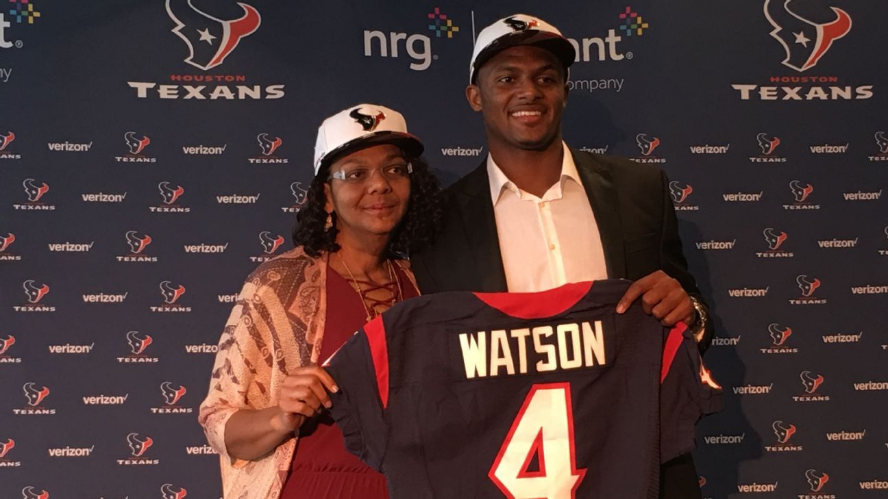 Houston QB Watson surprises mom with home renovation