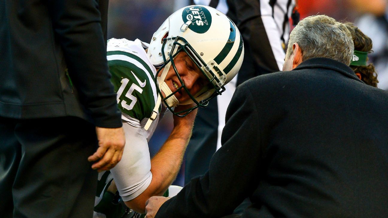 Miami Dolphins Chad Pennington, right, talks with Josh McCown on