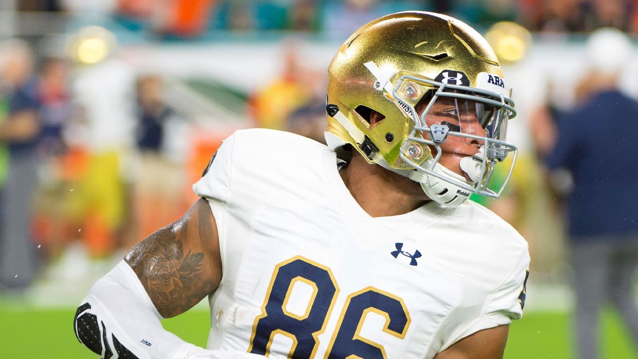 Alize Mack vistiendo el característico uniforme de Notre Dame