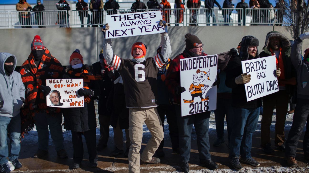 Cleveland Browns fans mark 0-16 season with mock parade