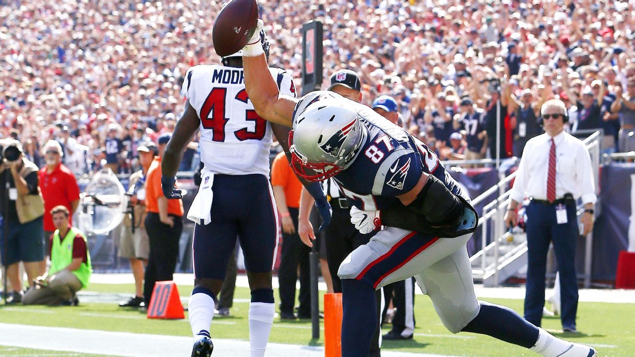 Rob Gronkowski scores Tampa Bay TD and revives Gronk spike mania