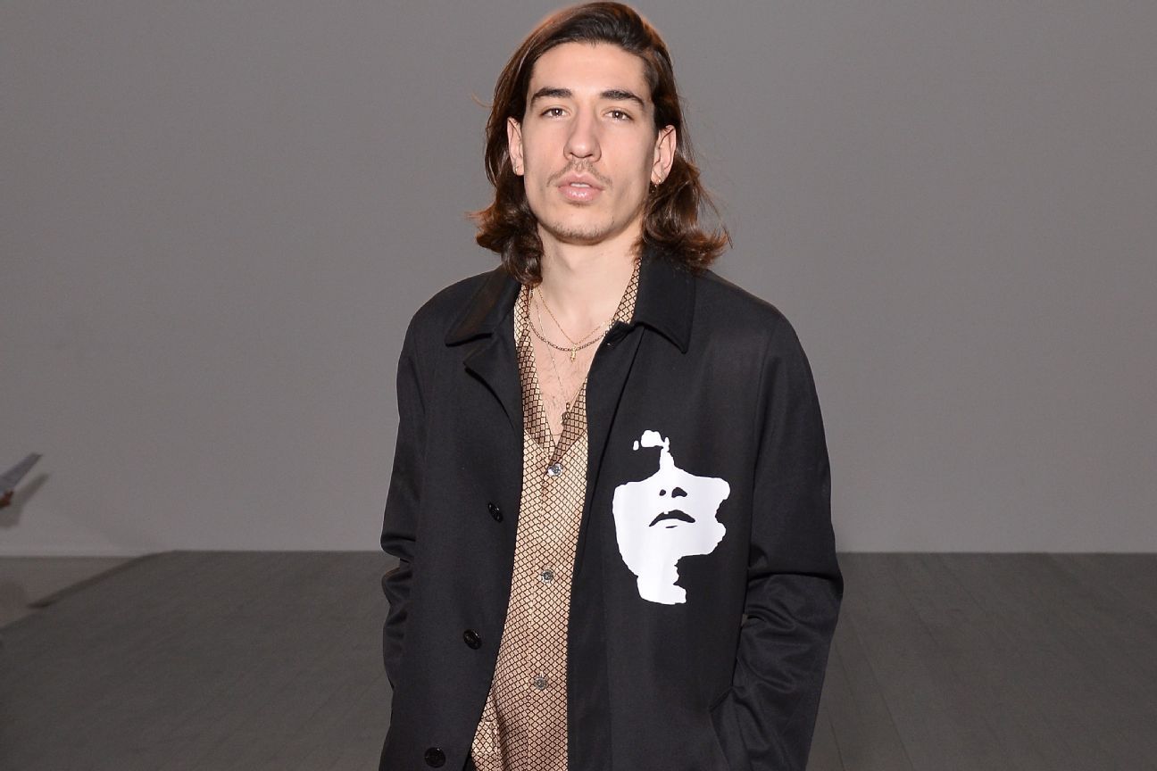 ESPN Fans - ¿Look aprobado para salir este finde? Héctor #Bellerin, jugador  del #Arsenal y modelo en #París para #LouisVuitton, lo lleva con mucho  estilo. 😎