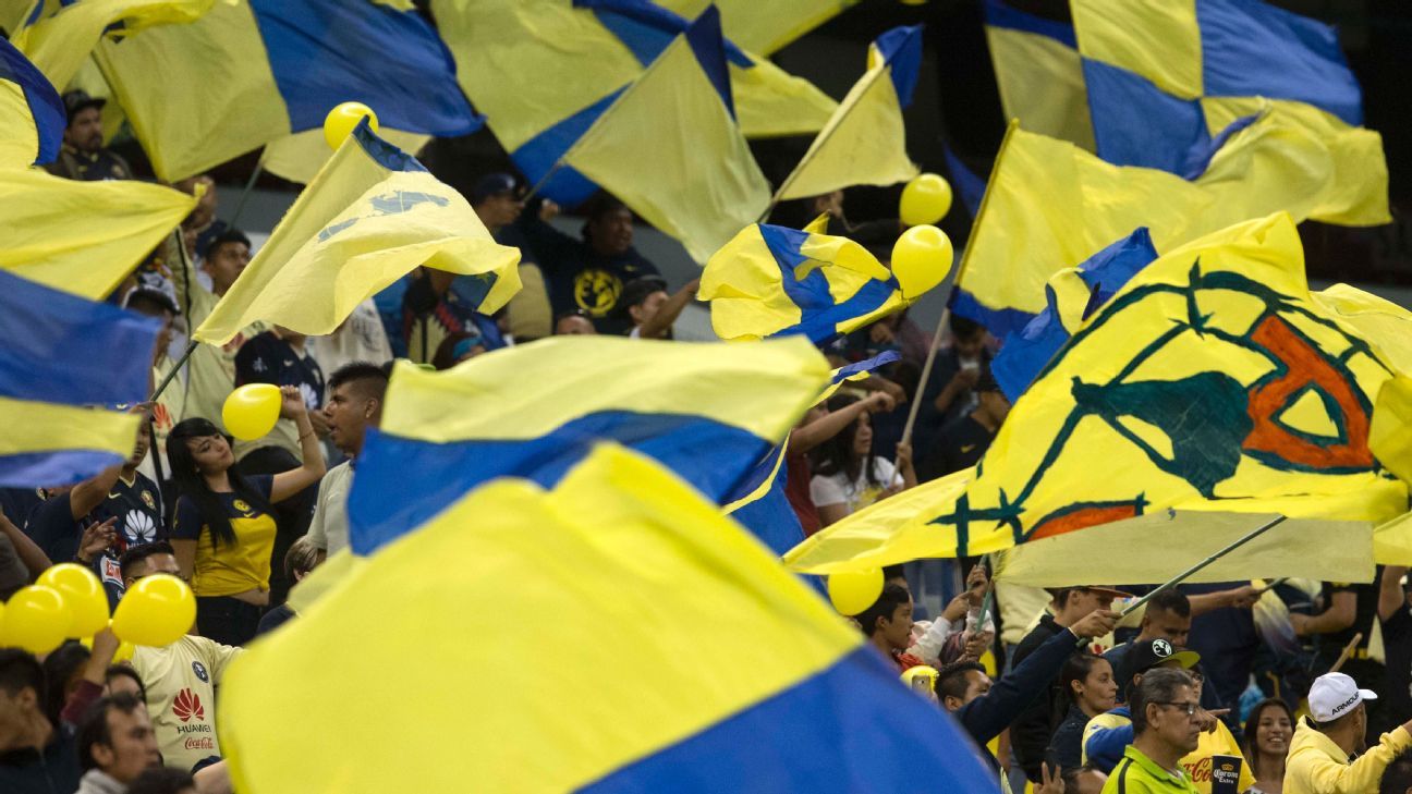 Porra del América protesta con mantas en Ciudad Universitaria