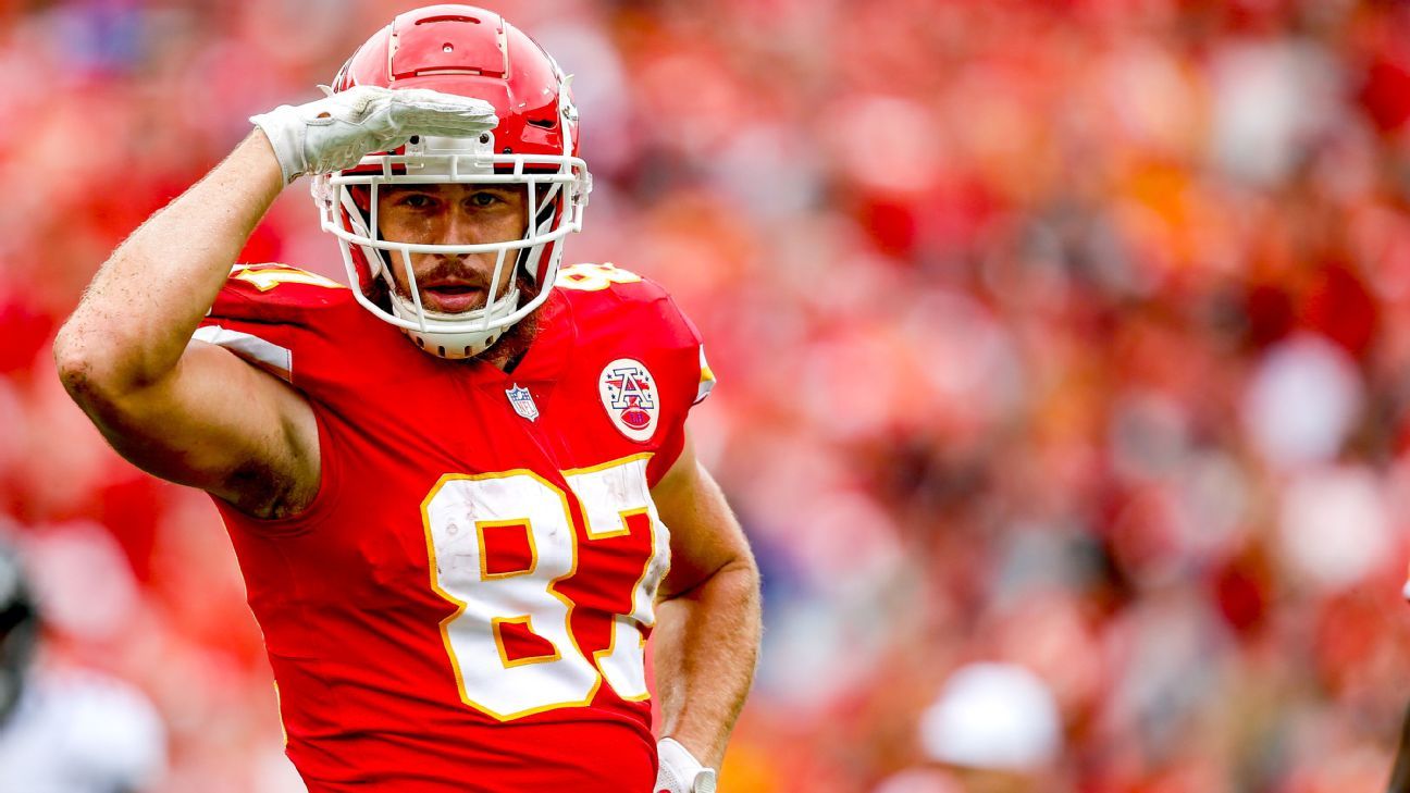 Kansas City Chiefs tight end Travis Kelce joins wedding of Chiefs fans