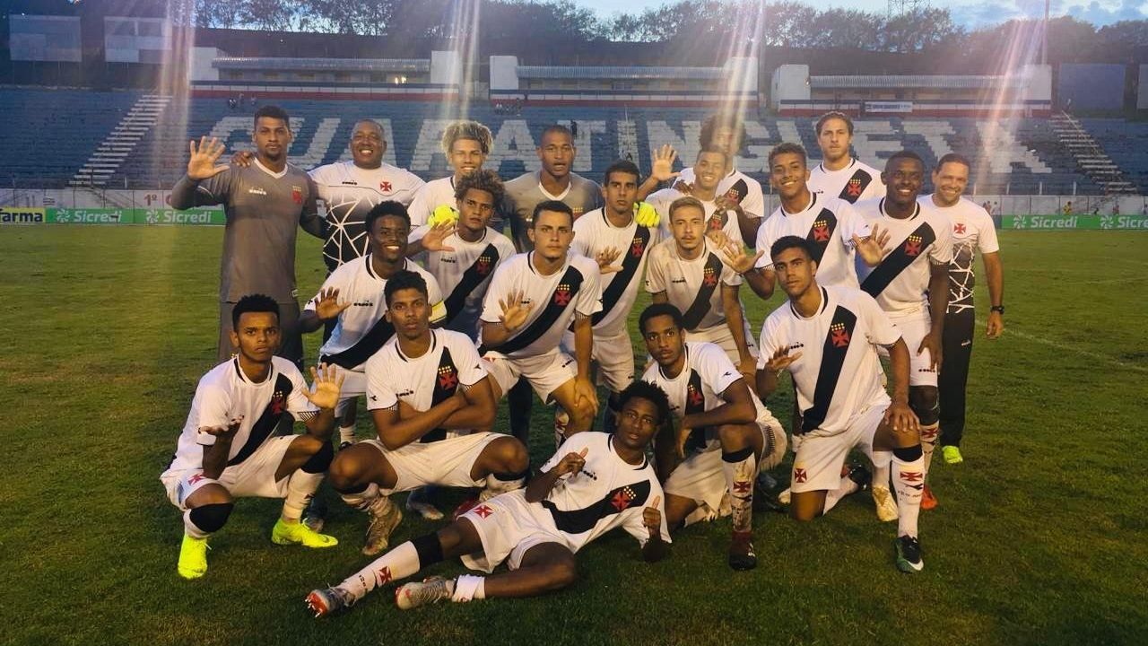 Vasco supera granizo, goleia Manthiqueira e está nas 