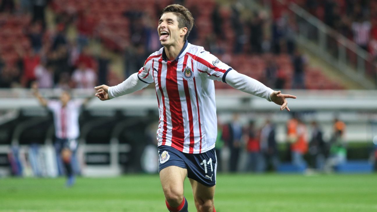 Isaac Brizuela renueva con Chivas hasta 2022