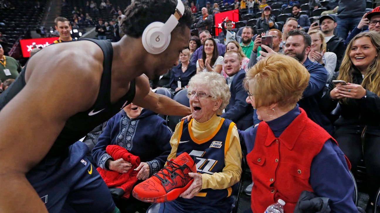 Shai Gilgeous-Alexander Gives Game-Worn Shoes to Fans