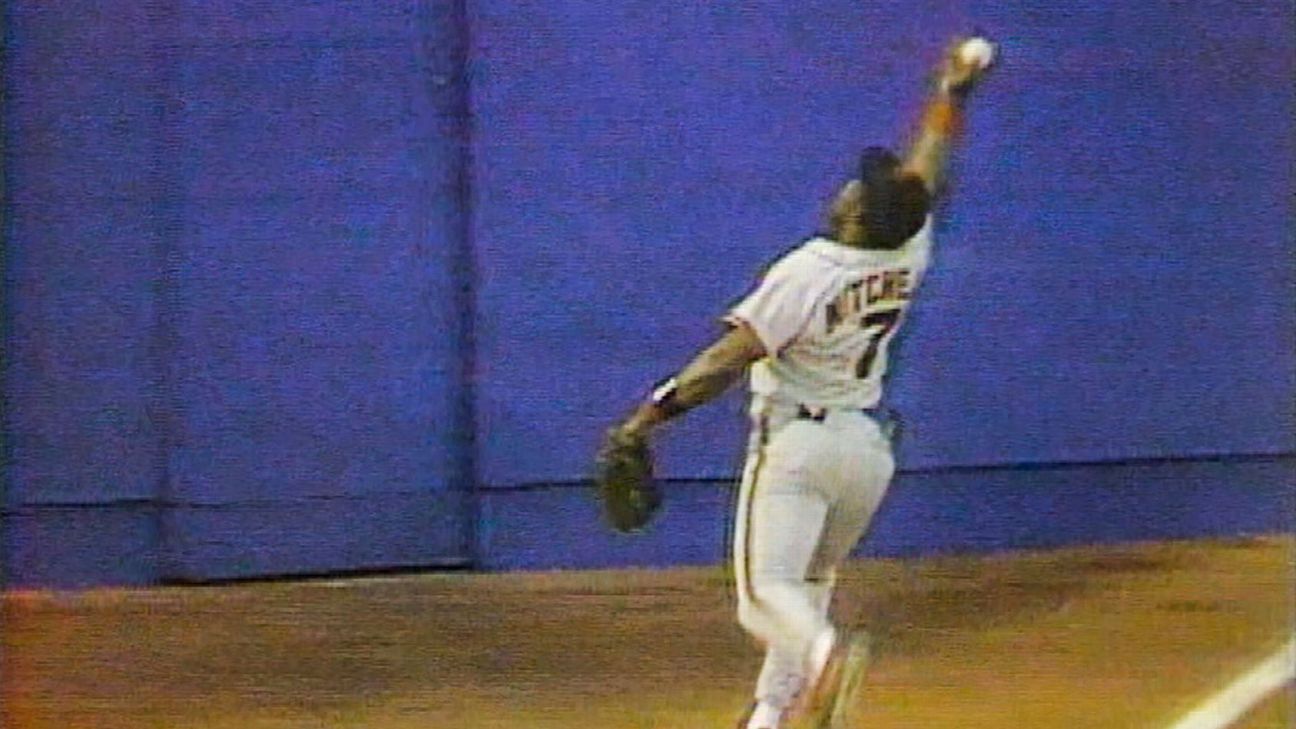 Greatest catch ever? Re-creating Kevin Mitchell's epic bare-handed