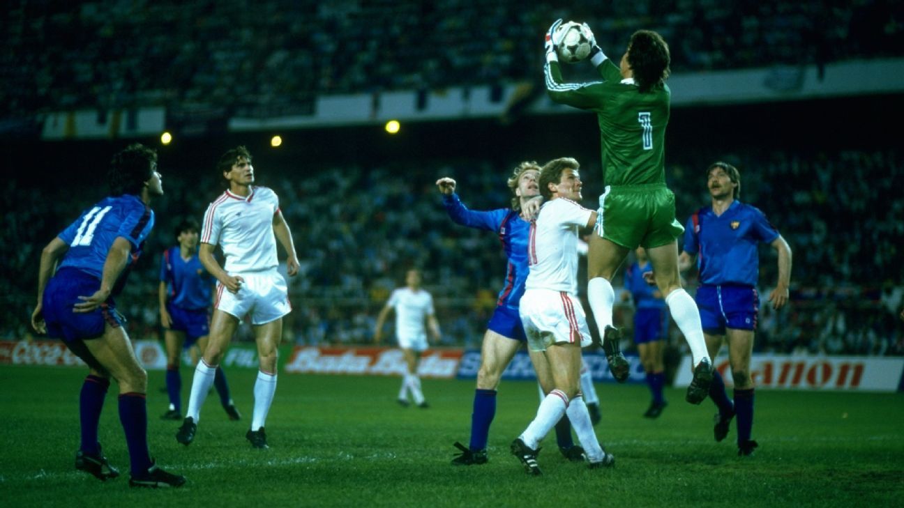 Mais Cinco Minutos - A final da Champions League da temporada 1985-86 já  seria marcante o suficiente por colocar frente a frente Barcelona e a  sensação romena Steaua Bucareste. Na oportunidade, sob