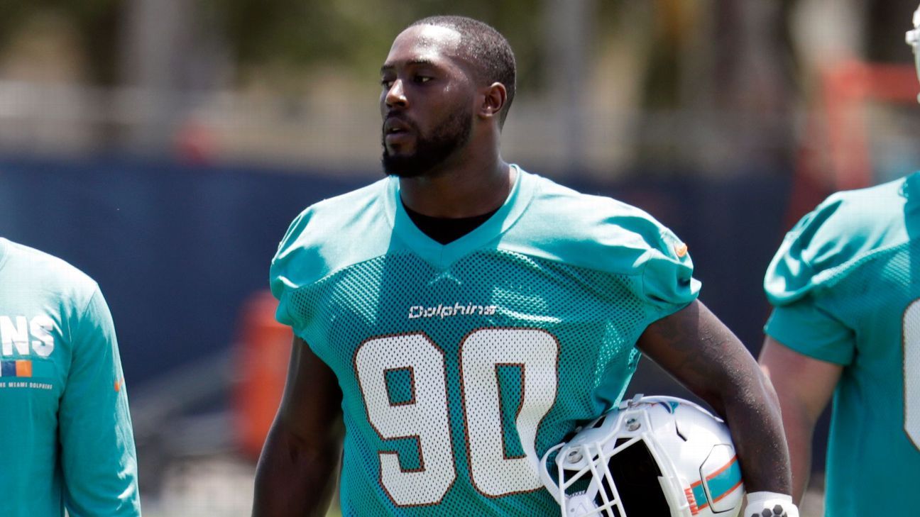 Miami Dolphins defensive end Shaq Lawson (90) in action as the