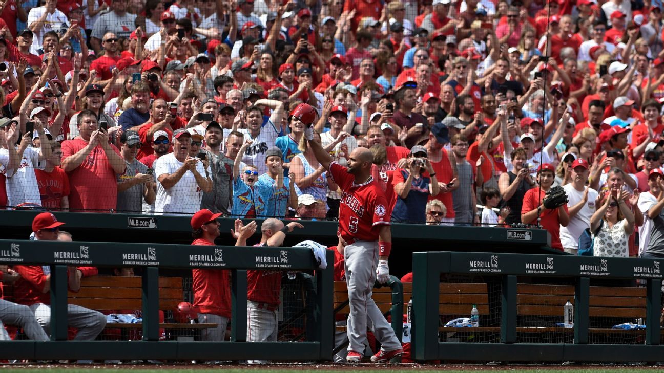 Watch Matt Carpenter receive standing ovation from Cardinals fans