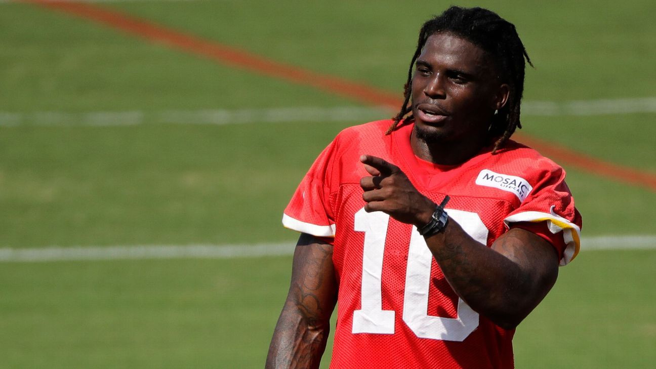 Chiefs' Tyreek Hill leaves practice with hamstring injury