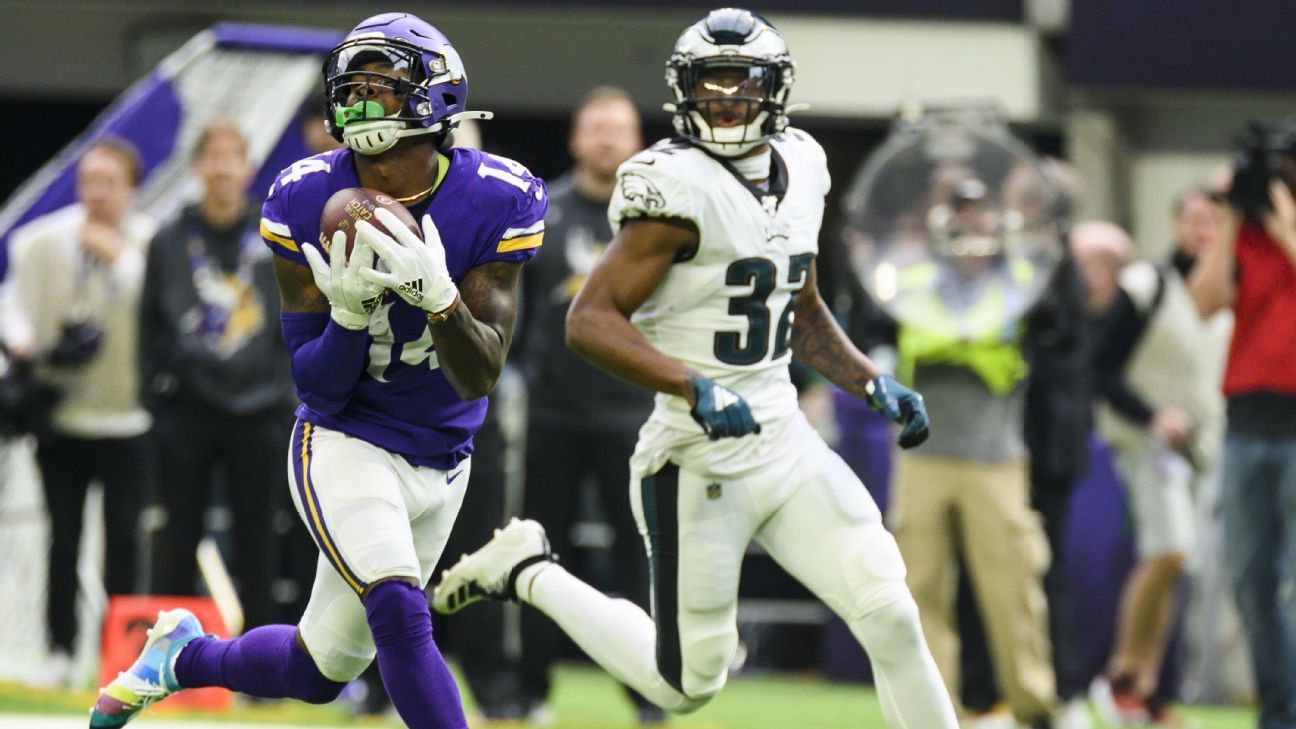 Wide receiver Randy Moss of the Minnesota Vikings races upfield