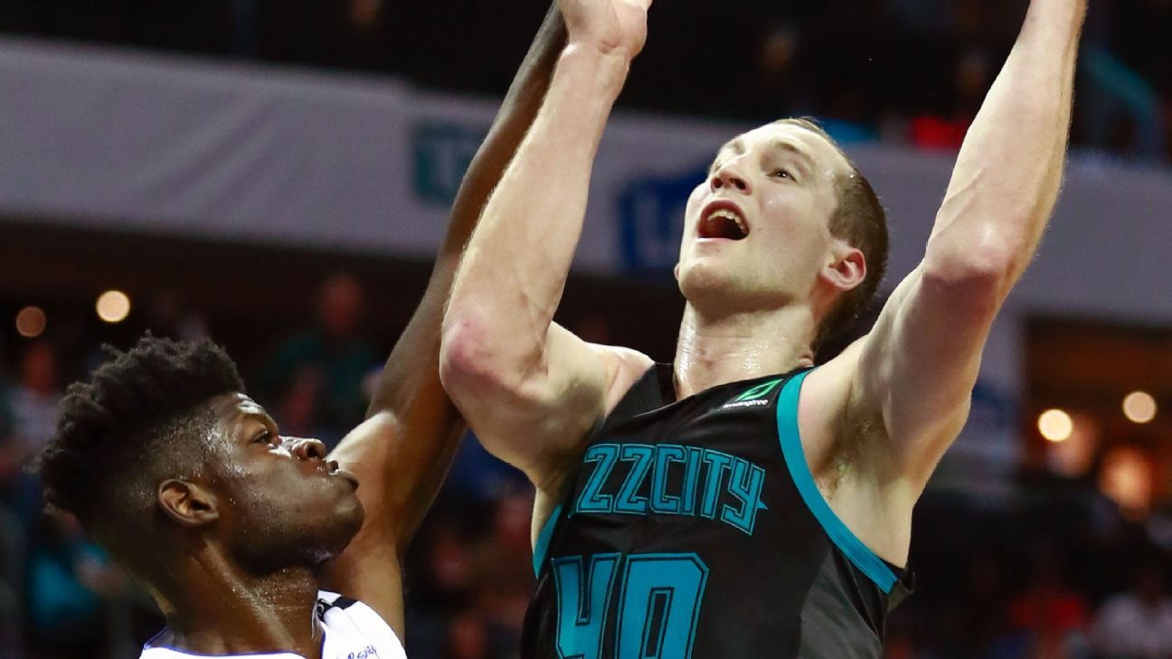 Charlotte center Cody Zeller fractures right hand ESPN