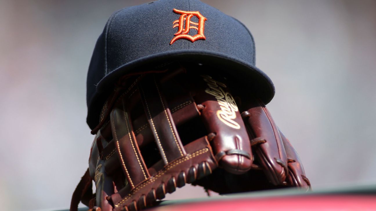 Detroit Tiger Denny McLain holding Wixom home estate sale