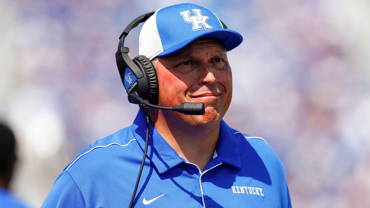 Kentucky Wildcats line up without left guard to honor late coach John Schlarman