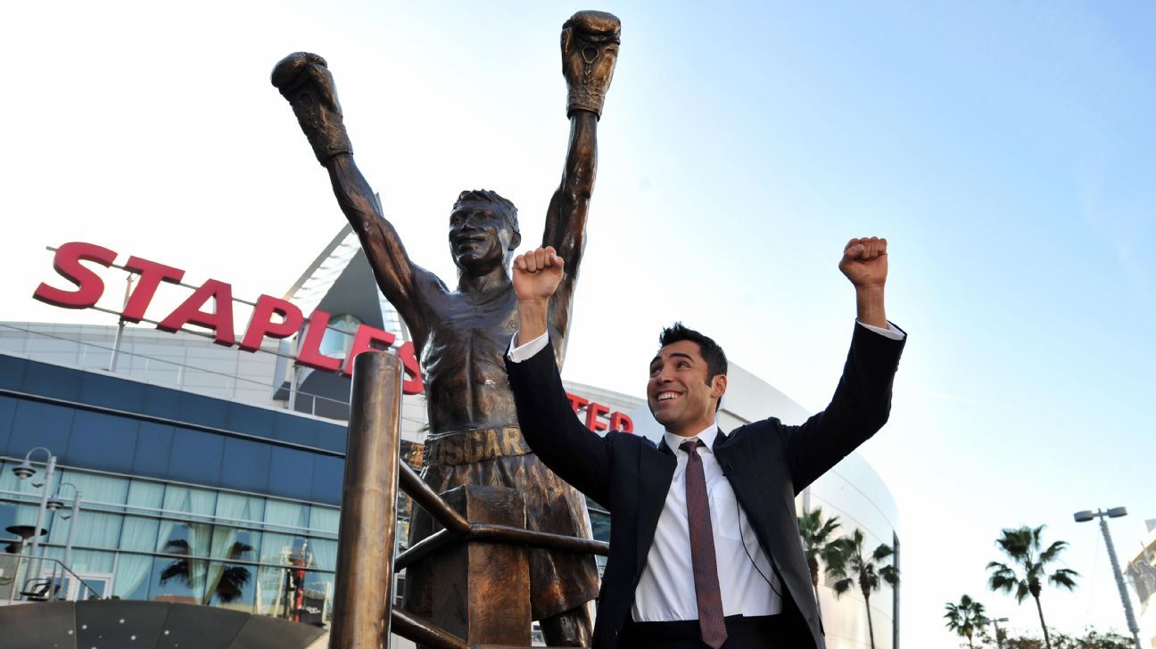 Статуя возле Стейплз центра. Statue of Oscar de la Hoya.