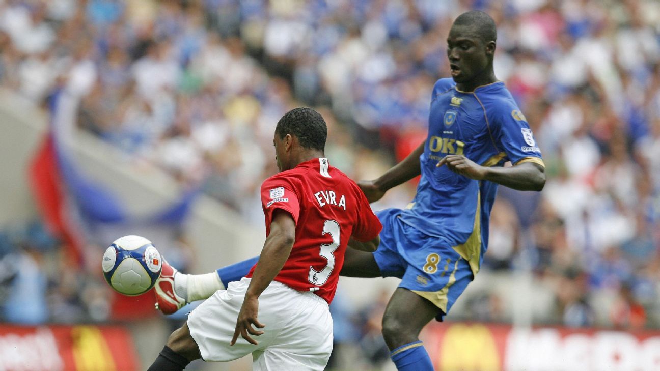 Torcida e jogadores de Senegal fazem homenagem a Papa Bouba Diop