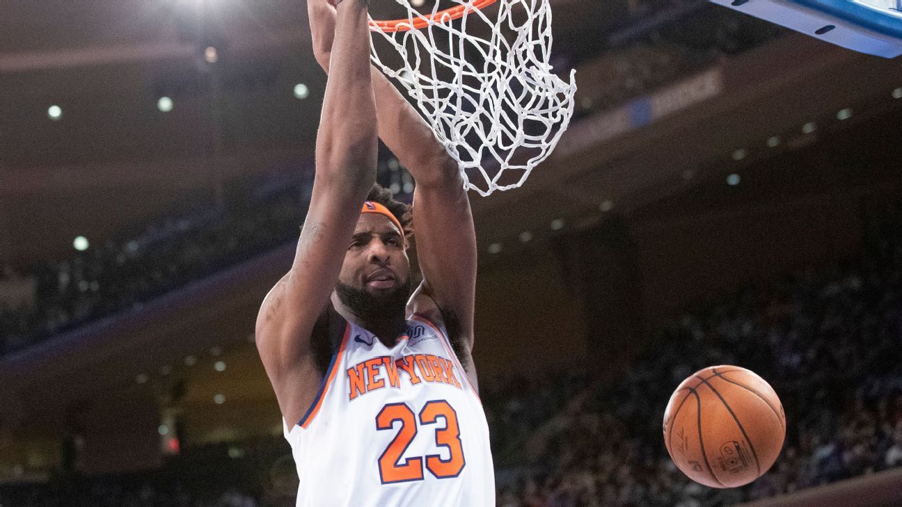 New York Knicks' Mitchell Robinson breaks right foot vs. Milwaukee Bucks, will be re-evaluated - ESPN