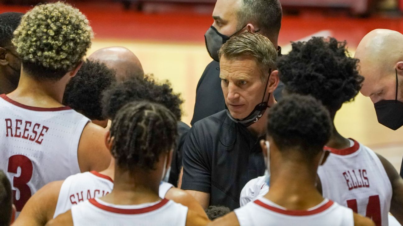 Alabama men’s basketball coach Nate Oats is extended to 2026-27