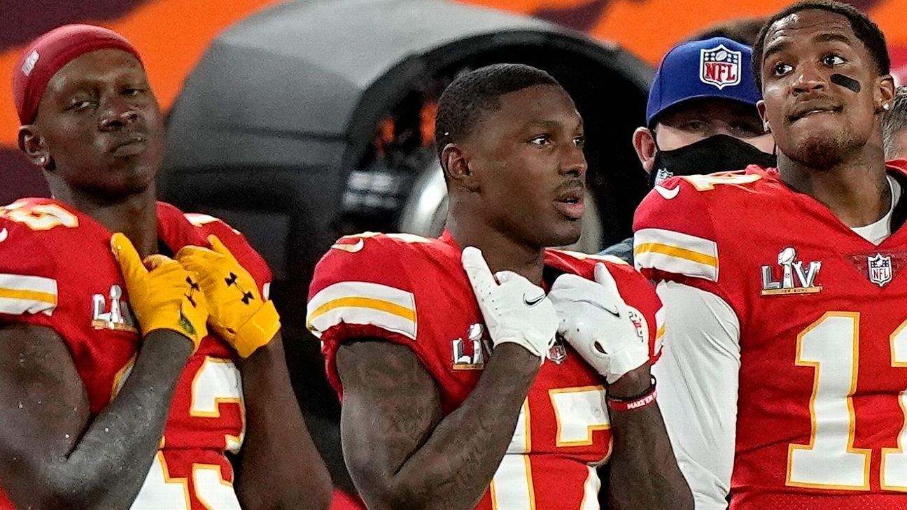 Kansas City Chiefs wide receiver Mecole Hardman catches a ball