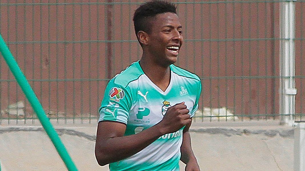 Joao Maleck scores a goal with Deportivo Cafessa