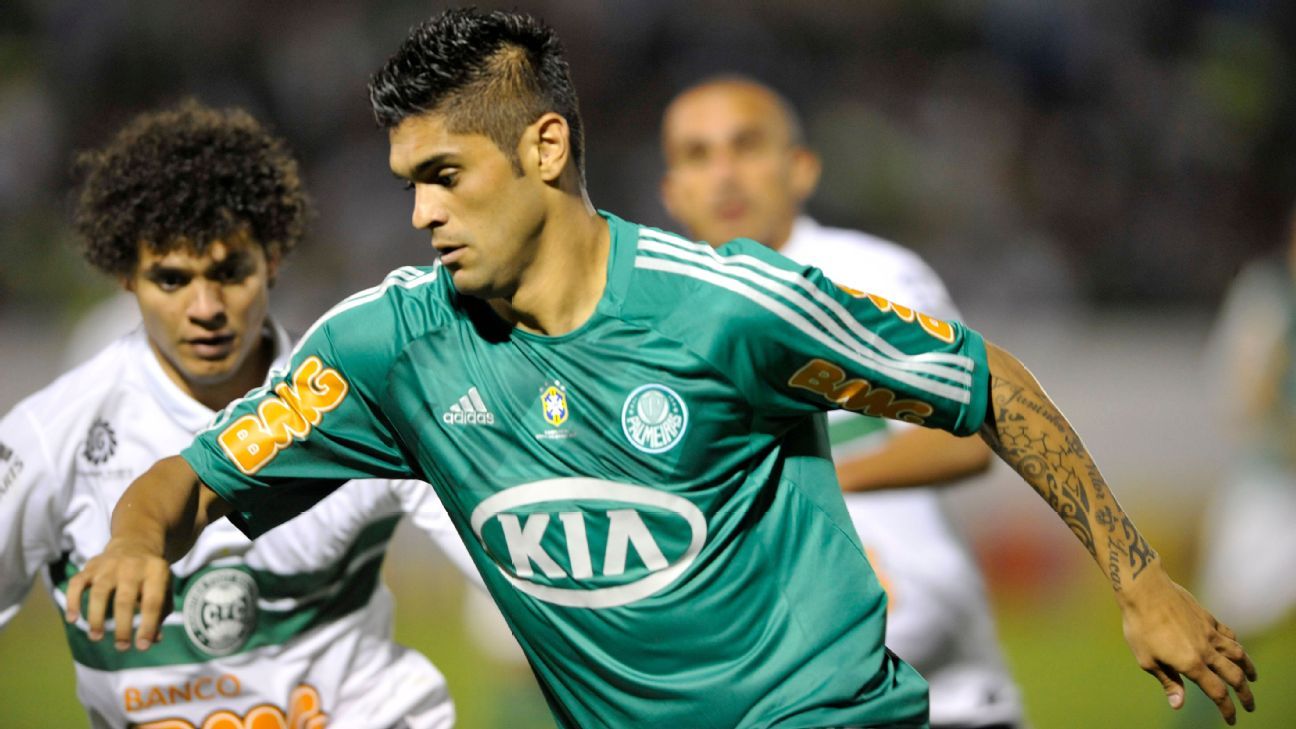 Soco, chute e copos voando: ex-Cruzeiro e Palmeiras, Luan se envolve em confusão feia na 2ª divisão mineira