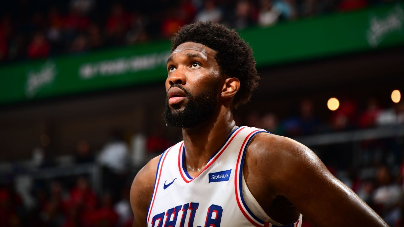 Perturbado por uma lesão no joelho, Joel Embiid do Philadelphia 76er desmaiou no segundo tempo com o Atlanta Hawks se preparando para amarrar a corrente