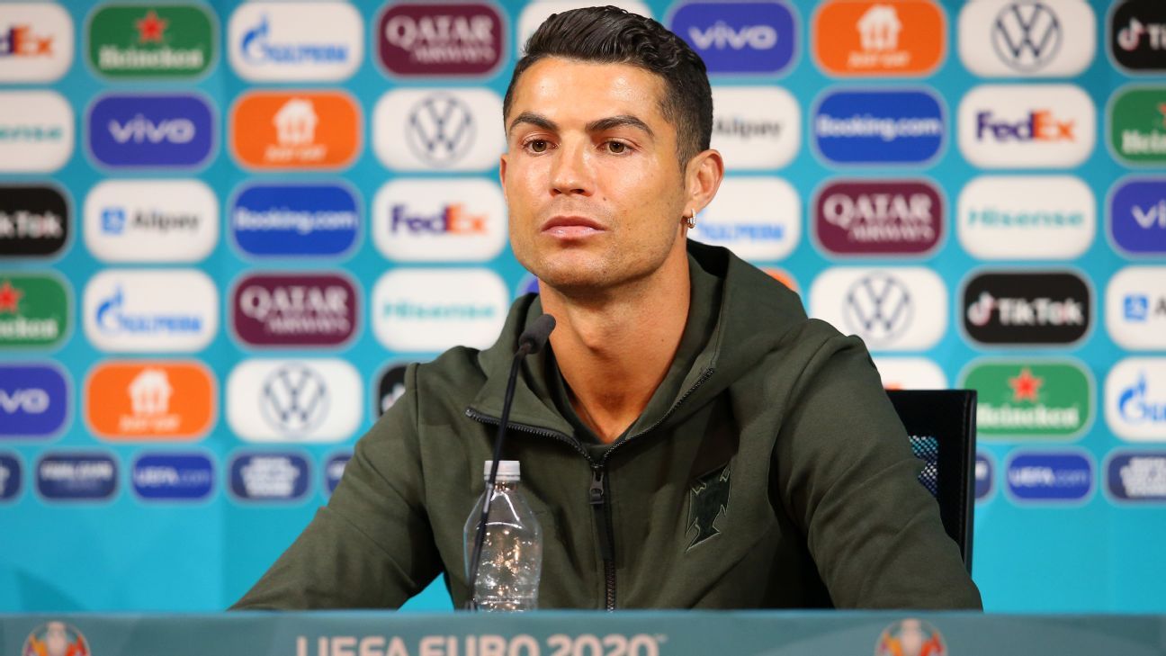 Cristiano Ronaldo melihat harga saham Coca-Cola turun $4 miliar