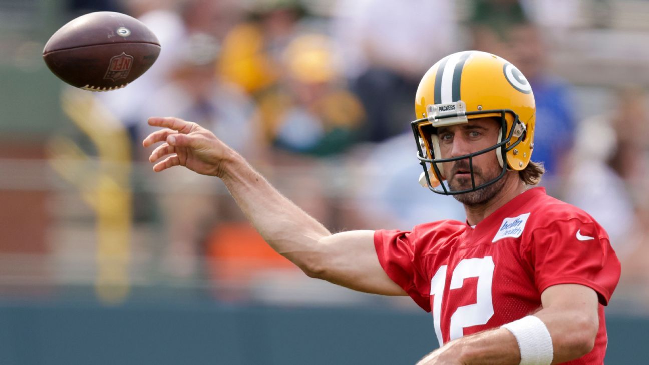 Aaron Rodgers signs reworked deal with Green Bay Packers, sources say
