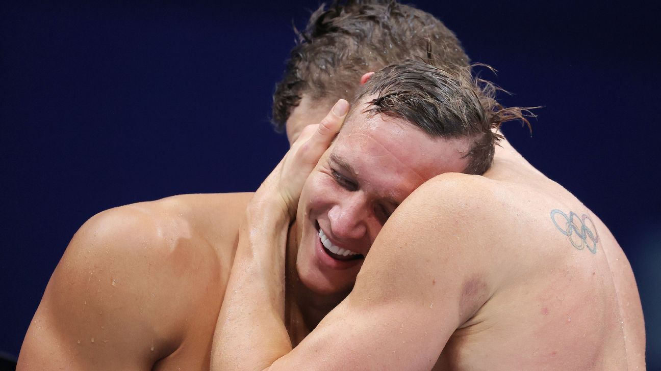 Il nuotatore Caleb Dressel ha vinto altri due ori, finendo con 5 Olimpiadi;  Bobby Finke ha vinto 1.500 gratis