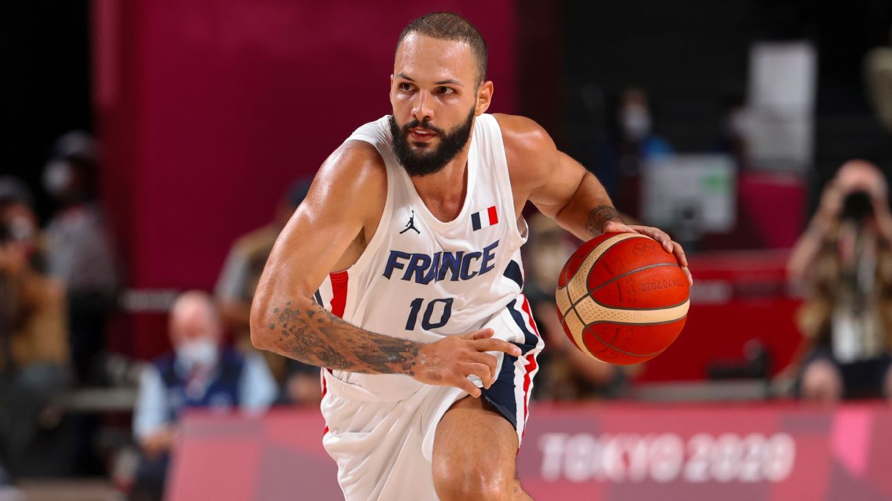 Basket olimpico, azione NBA incrocia Yvan Fournier e Nicolas Batum