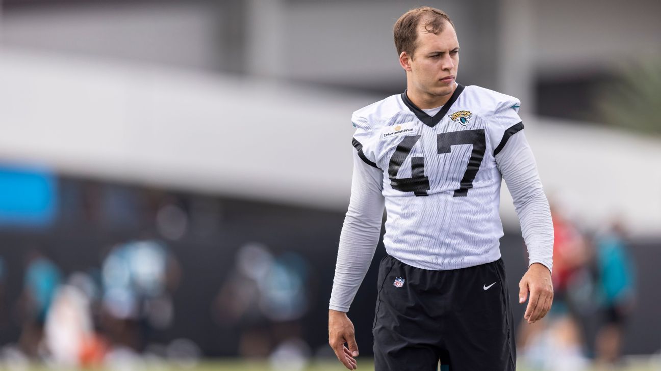 Pittsburgh Steelers inside linebacker Joe Schobert (93) warms up before an  NFL football game, Sunday, Sept. 26, 2021 in Pittsburgh. (AP Photo/Matt  Durisko Stock Photo - Alamy