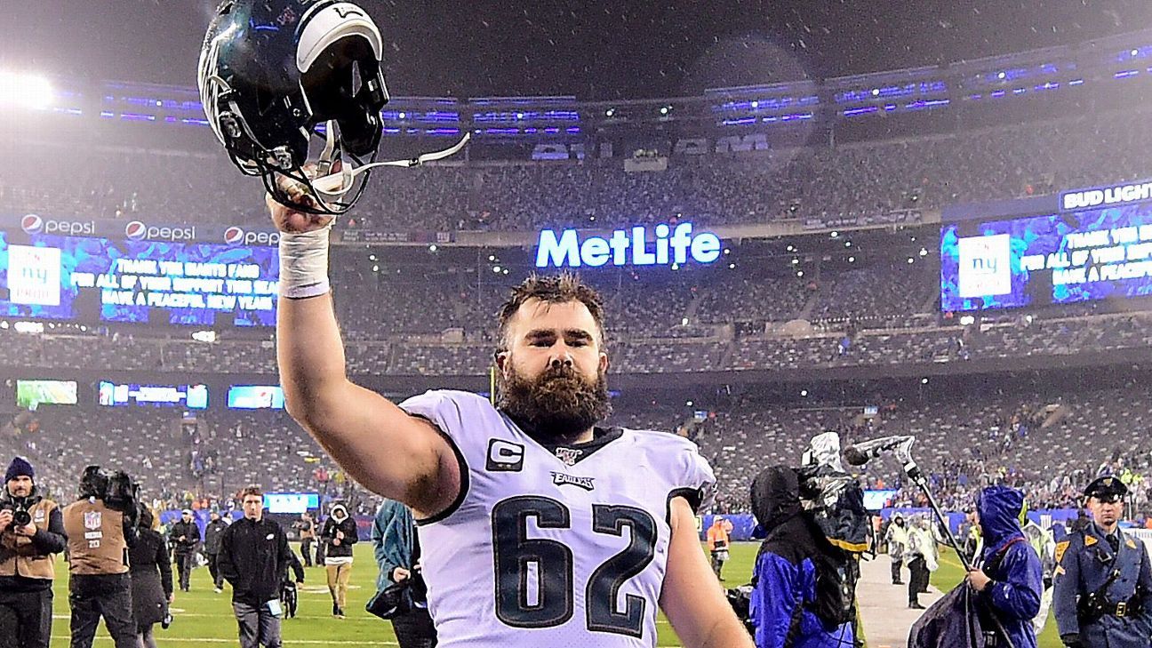 Eagles center Jason Kelce had a little fun during rain delay