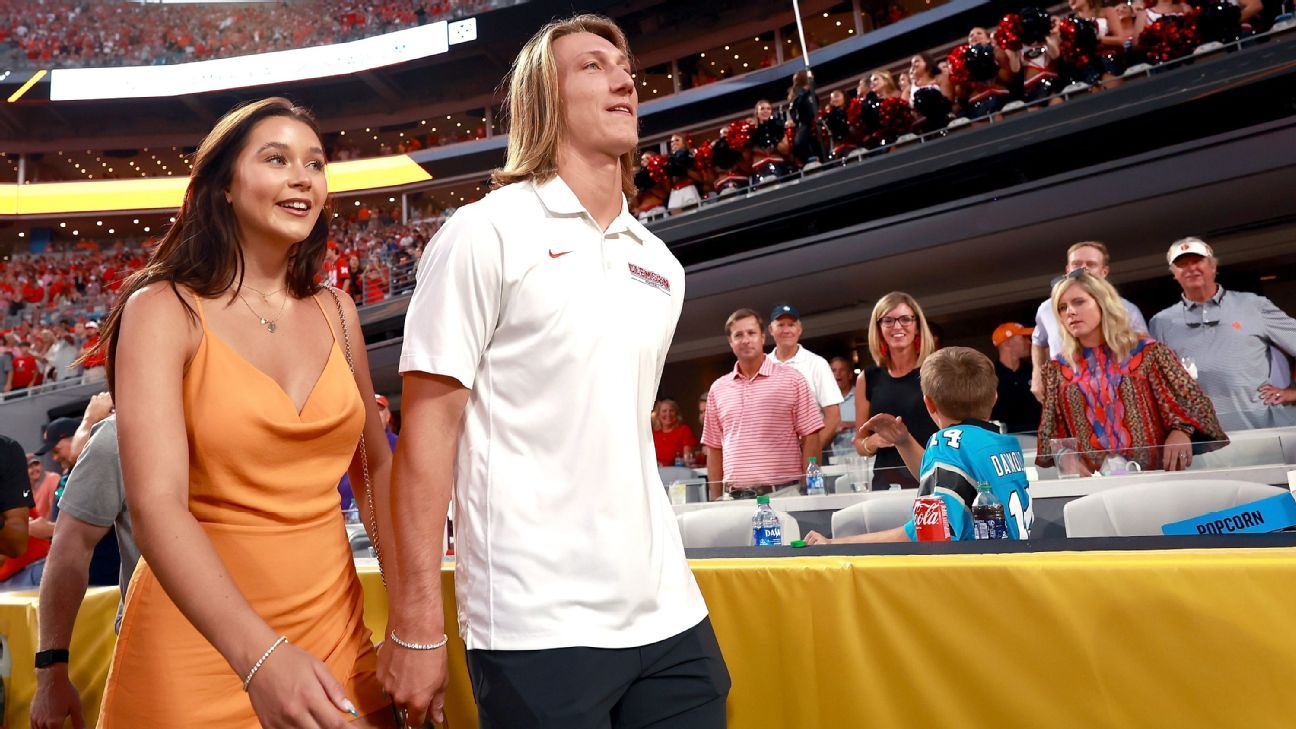 Former Clemson Tigers QB Trevor Lawrence pays off apparent bet by wearing  Georgia Bulldogs gear - ESPN