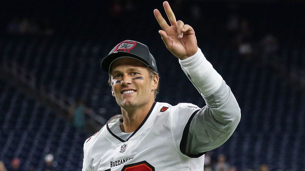 Tom Brady officially signs with the Tampa Bay Buccaneers