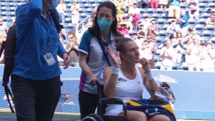 Luisa Stefani sofre lesão e abandona semi do US Open em cadeira de rodas