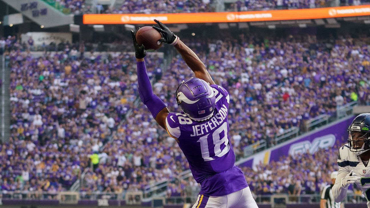 Minnesota Vikings wide receiver Justin Jefferson flexes on Bolts