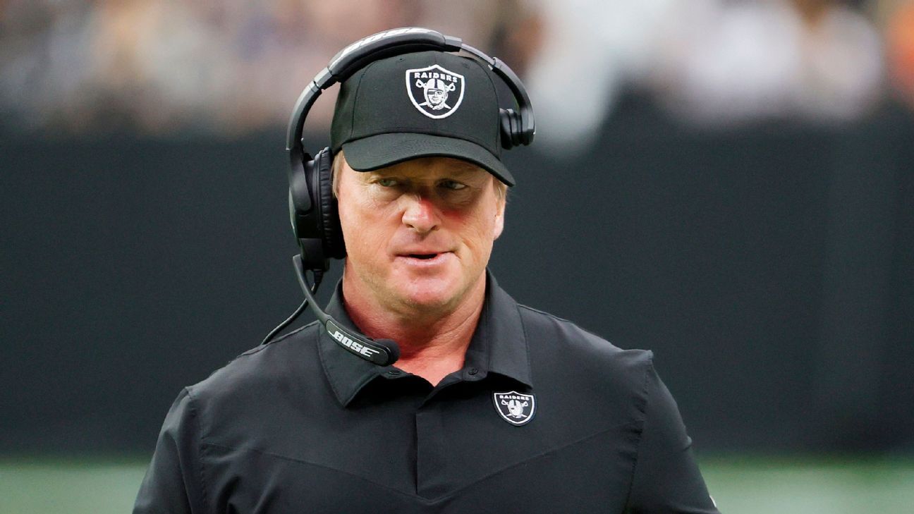 El entrenador de los Raiders, John Gruden, renunció después de que se publicaron correos electrónicos con contenido racista y homofóbico.