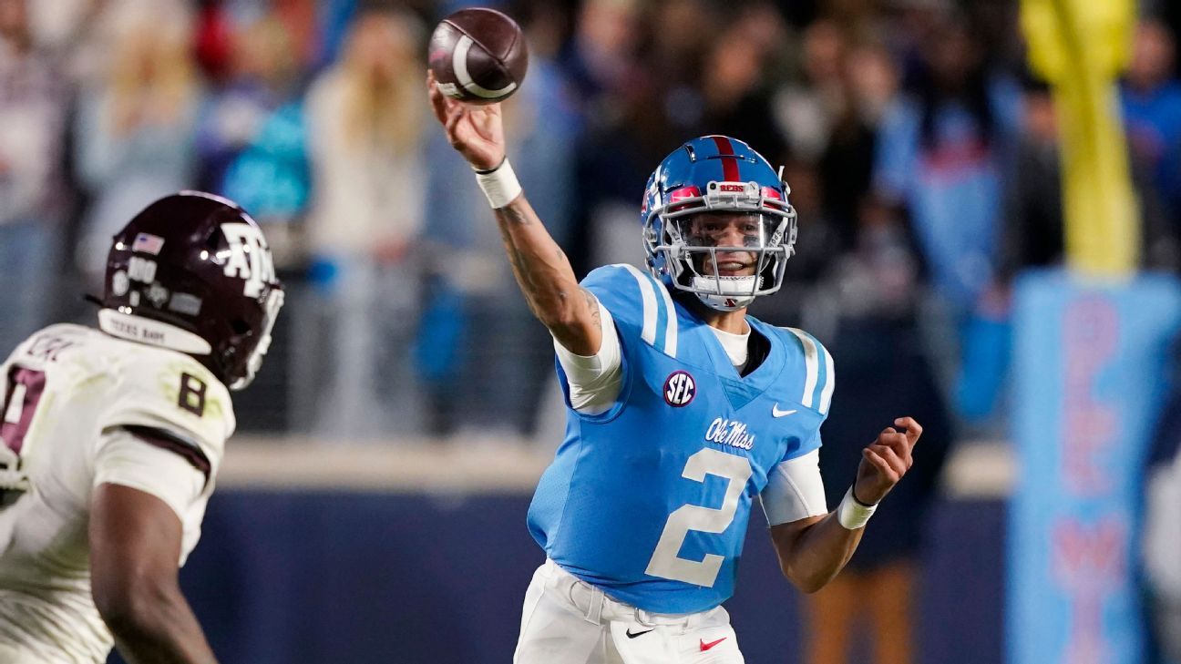 Ole Miss QB Matt Corel agradece a los entrenadores de Rebel Nation antes de la final de The Wattle