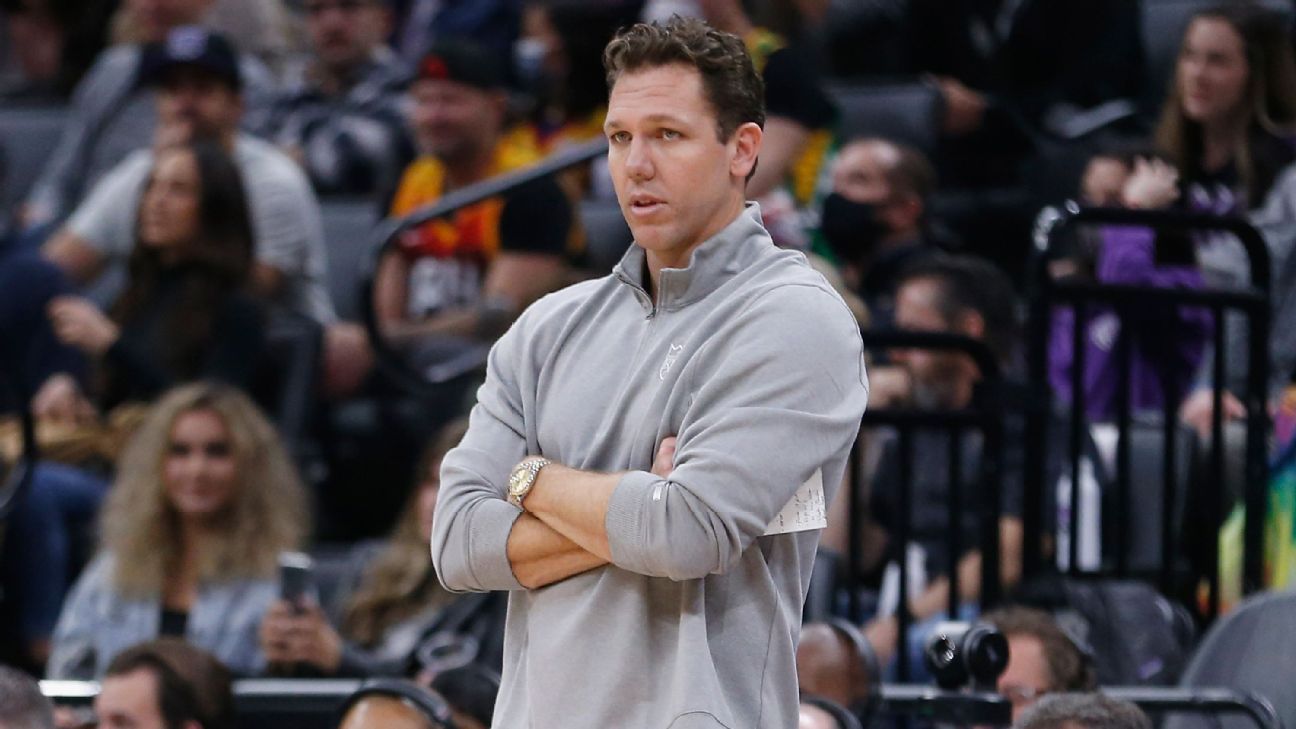 Trener straży pożarnej Sacramento Kings Luke Walton po starcie 6-11