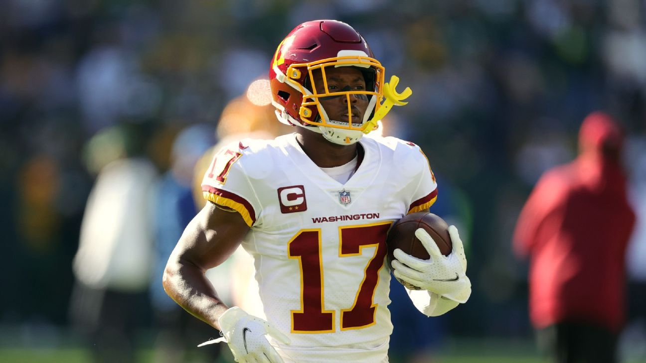 Washington Commanders wide receiver Terry McLaurin (17) runs