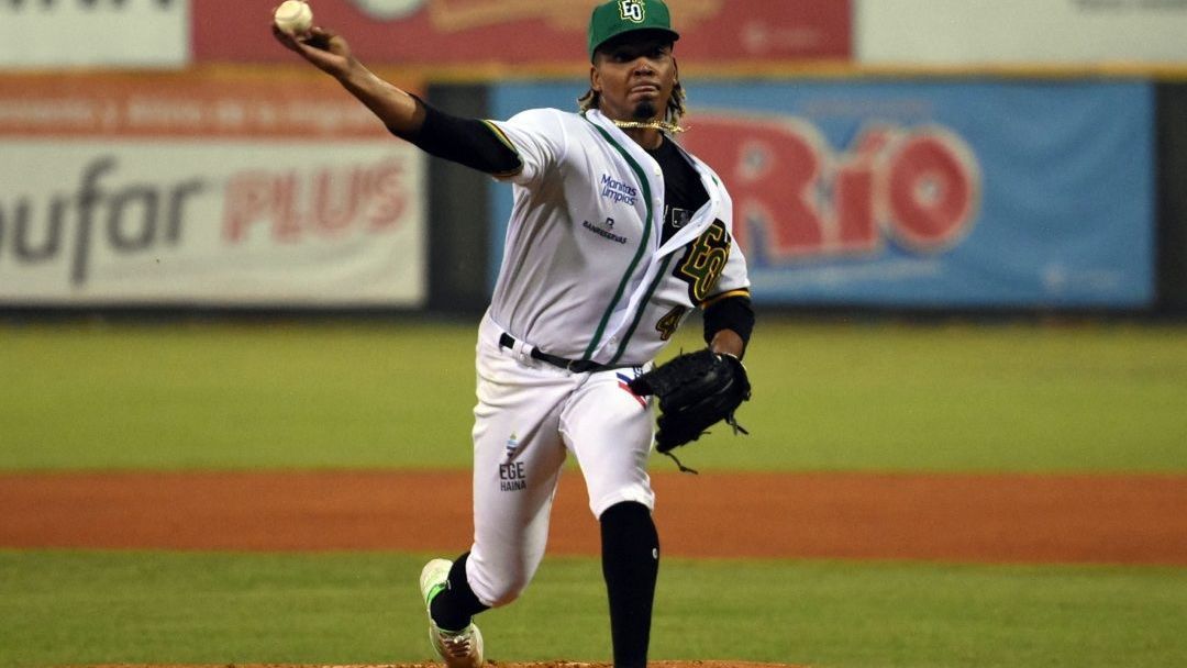 Edwin Uceta brilla en la loma y Estrellas Orientales lidera Liga